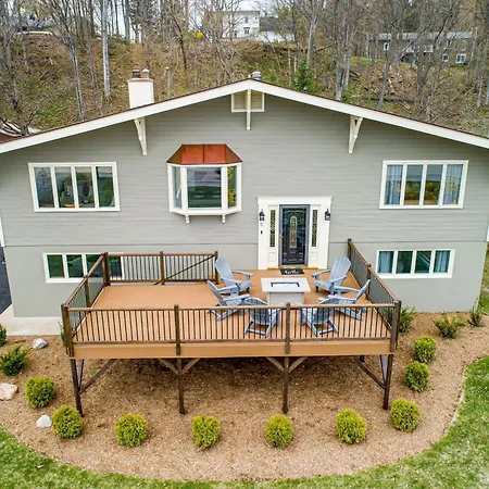 Up North Escape - Modern Home With Private Beach
